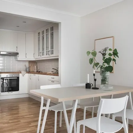 Large Modern In Center! Apartment *